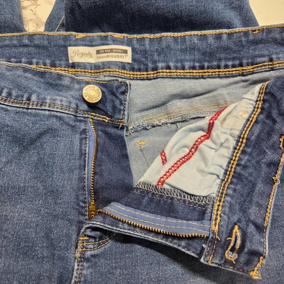 Royalty For Me 18W Medium Wash Blue WannaBettaButt Mid Rise Skinny Jeans - Picture 9 of 13